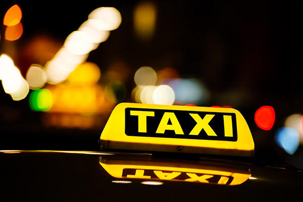 requisitos conducir un taxi